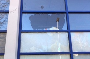 Polizeidirektion Neustadt/Weinstraße: POL-PDNW: Fensterscheiben an Schulturnhalle beschädigt - Zeugenaufruf