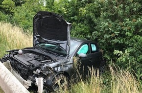 Polizeidirektion Trier: POL-PDTR: schwerer Verkehrsunfall mit verletztem PKW-Fahrer auf der B51 - Vollsperrung der Fahrbahn in Richtung Trier