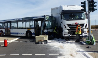 Polizei Düren: POL-DN: Linienbus und Lkw kollidieren auf Kreuzung - Busfahrer schwerverletzt