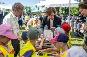 Stiftung Kinder forschen: Bundesweiter MINT-Aktionstag "Tag der kleinen Forscher" / 100 Kita-Kinder forschten im größten Bodenlabor Berlins