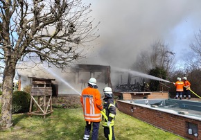 FW L&uuml;chow-Dannenberg: +++ Gro&szlig;einsatz der Feuerwehren in L&uuml;chow-Dannenberg +++ Wohnhaus aus Holz brennt am Gr&uuml;ndonnerstag vollst&auml;ndig aus +++