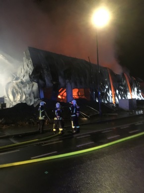 FW-GE: Alarmmeldung &quot;Flammenschein in Gewürzfabrik&quot; - Großbrand an der Achternbergstraße in Gelsenkirchen-Rotthausen