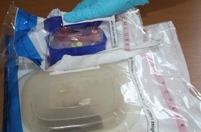 Polizeiinspektion Hameln-Pyrmont/Holzminden: POL-HM: Drogenfahnder durchsuchen Wohnungen - nicht geringe Mengen Betäubungsmittel aufgefunden