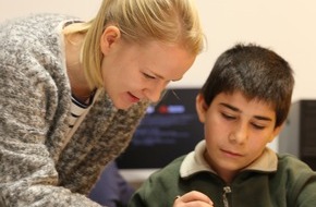 Studienkreis GmbH: Bildung als Schlüssel zur Integration: Nachhilfe-Institut Studienkreis unterstützt junge und erwachsene Flüchtlinge mit kostenlosem Sprachunterricht