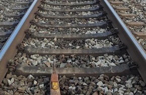 Bundespolizeidirektion Sankt Augustin: BPOL NRW: Unbekannte legen Gegenstand auf Schienen ab - Bundespolizei warnt vor möglichem Schadensausmaß