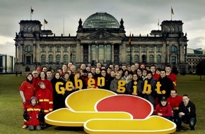 Deutscher Engagementpreis: Kampagnenstart "Geben gibt." - Ziel: Mehr Menschen für freiwilliges Engagement zu gewinnen / Neueste emnid-Umfrage bestätigt niedriges Bildungsniveau und geringes Einkommen als größte Engagementhindernisse