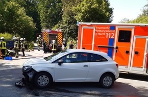 Feuerwehr der Stadt Arnsberg: FW-AR: Verkehrsunfall mit zwei eingeklemmten Personen in Arnsberg-Obereimer