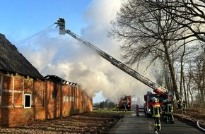 Freiwillige Feuerwehr Samtgemeinde Fredenbeck: FFW Fredenbeck: Wirtschaftsgebäude brennt nieder / Übergreifen auf Wohngebäude kann verhindert werden / Öltanks durch Fachfirma abgepumpt