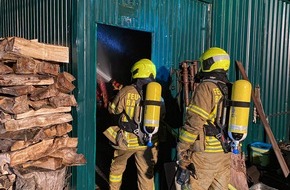 Feuerwehr Ratingen: FW Ratingen: Werkstattgebäude gerät in Brand - Feuerwehr Ratingen im Einsatz