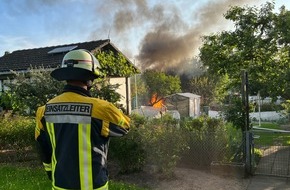 Feuerwehr Neuss: FW-NE: Brennende Gartenlauben in Grimlinghausen | Keine Verletzten