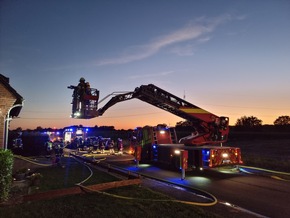 FW-WRN: FEUER_3 - Vollalarm - vermutlich Kellerbrand nach Trocknerdefekt