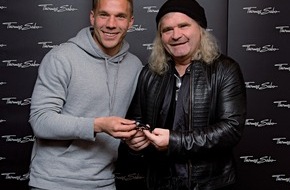 THOMAS SABO GmbH & Co.KG: Schmuck und Fußball für Charity / Thomas Sabo unterstützt Lukas Podolski-Stiftung und übergibt Glücksbringer für WM (FOTO)