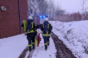 POL-STD: 19-jährige Autofahrerin überschlägt sich mit ihrem Auto in Grundoldendorf - Fahrerin unverletzt, Unbekannter setzt Auto in Stade in Brand - Polizei sucht Zeugen, Feuer in Harsefelder Sauna