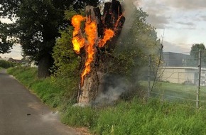 Freiwillige Feuerwehr Bedburg-Hau: FW-KLE: Feuer am Voltaire-Weg