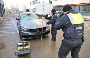 Polizei Köln: POL-K: 230118-3-K Unfallflüchtiger Mercedes-Fahrer stellt sich nach massivem Fahndungsdruck - C-Klasse sichergestellt - Fotos