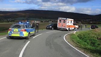 Polizeiinspektion Hameln-Pyrmont/Holzminden: POL-HM: Kollision zwischen Pkw und Motorrad bei Nienstedt - Motorradfahrerin schwer verletzt - Rettungshubschrauber im Einsatz