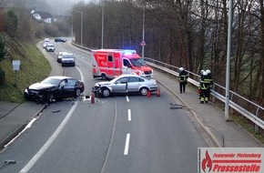 Feuerwehr Plettenberg: FW-PL: OT-Böddinghausen. Frontalzusammenstoß mit drei Verletzten.
