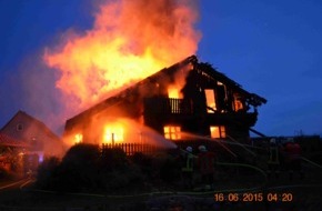 Polizeiinspektion Hameln-Pyrmont/Holzminden: POL-HOL: Rühle - Dammesworth: Wohnhausvollbrand verursacht hohen Sachschaden - Einfamilienhaus aus Holz völlig ausgebrannt / Familie konnte sich rechtzeitig in Sicherheit bringen -