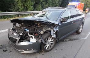 Polizei Bielefeld: POL-BI: Autobahnunfall am Bielefelder Berg - Transporter fährt weiter