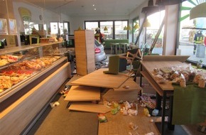 Kreispolizeibehörde Euskirchen: POL-EU: Pkw durchbricht Gebäudefront und steht plötzlich in einer Bäckerei
