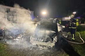 Feuerwehr Moers: FW Moers: Zwei Autos brennen in Moers-Asberg, ein weiteres wird beschädigt