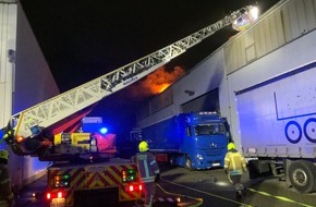 Feuerwehr Ratingen: FW Ratingen: Brennendes Dach einer Lagerhalle löst Großeinsatz der Feuerwehr Ratingen aus.