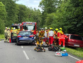 KFV Bodenseekreis: Feuerwehr rettet zwei Fahrzeuglenker aus Fahrzeugen nach schwerem Verkehrsunfall auf K7783