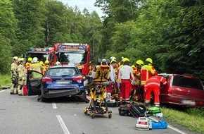 Kreisfeuerwehrverband Bodenseekreis e. V.: KFV Bodenseekreis: Feuerwehr rettet zwei Fahrzeuglenker aus Fahrzeugen nach schwerem Verkehrsunfall auf K7783