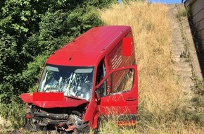 Polizeipräsidium Nordhessen - Kassel: POL-KS: Kassel:
Mercedes-Sprinter in Kassel gestohlen:
Mutmaßlicher Autodieb bei Unfall auf A2 schwer verletzt