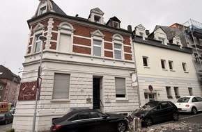 Feuerwehr Mülheim an der Ruhr: FW-MH: Fassadenteile stürzen von Dachgaube - Gebäude geräumt, keine Verletzten