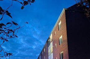 Feuerwehr Bremerhaven: FW Bremerhaven: Feuer in einem Mehrfamilienhaus in der Alten B&uuml;rger
