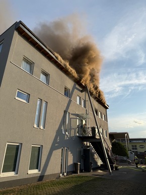 FW &Uuml;berlingen: Brand eines Wohn- und Gesch&auml;ftshauses im &Uuml;berlinger Industriegebiet / massiver L&ouml;schangriff &uuml;ber mehrere Angriffsleitungen