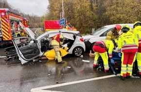 Feuerwehr Ratingen: FW Ratingen: Verkehrsunfall mit drei PKW - Eine Person schwer verletzt