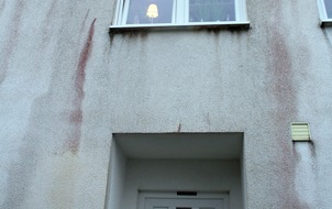 Kreispolizeibehörde Olpe: POL-OE: Unbekannte beschädigen Hauswand mit Chlor