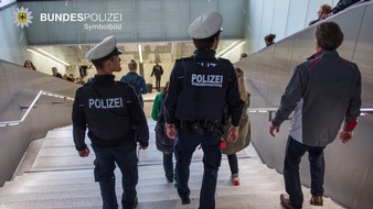 Bundespolizeidirektion München: Bundespolizeidirektion München: Gehbehinderte Frau bespuckt und beleidigt / Rollator durch Gewalteinwirkung beschädigt