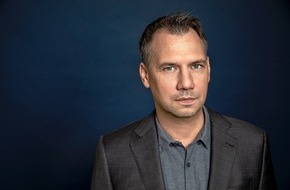 Wort & Bild Verlagsgruppe - Gesundheitsmeldungen: Sebastian Fitzek: "Ich lebe sehr viel bewusster als früher" / Der Bestseller-Autor im Interview mit der "Apotheken Umschau"