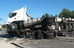 Polizeipräsidium Rheinpfalz: POL-PPRP: LKW Unfall A 650 - Vollsperrung in beide Fahrtrichtungen