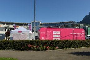Brustkrebs-Aufklärung im PINK CUBE heute vor dem Mythen Center in Schwyz - Medienmitteilung und FOTOS