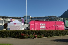PINK CUBE Test Your Breast: Brustkrebs-Aufklärung im PINK CUBE heute vor dem Mythen Center in Schwyz - Medienmitteilung und FOTOS