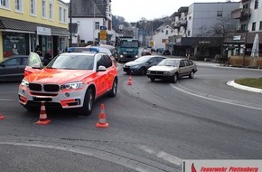 Feuerwehr Plettenberg: FW-PL: OT-Stadtmitte. Notarzteinsatzfahrzeug auf Einsatzfahrt im Kreisverkehr von PKW gerammt. Keine Verletzten.