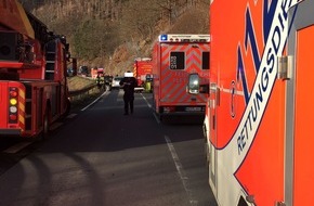 Feuerwehr Plettenberg: FW-PL: OT-Teindeln. PKW kollidiert mit Felswand. B236 während Rettungs- und Bergungsarbeiten voll gesperrt.