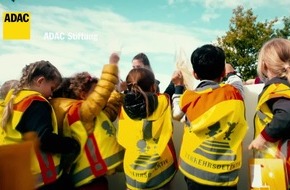 Die Zeit wird umgestellt, die dunkle Jahreszeit kommt: Leuchtende Westen sorgen für mehr Sichtbarkeit / ADAC Stiftung hat 760.000 Sicherheitswesten an Erstklässler verteilt