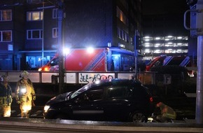 Polizei Duisburg: POL-DU: Altstadt: alkoholisierter Autofahrer fährt ins Gleisbett