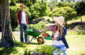 Aktion Gesunder Rücken e. V.: Hochbeet, Rasenpflege & Co: Wie Gartenarbeit den Rücken stärkt