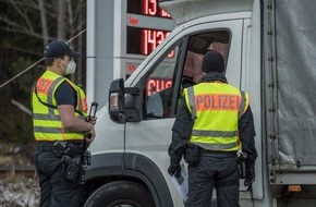 Bundespolizeidirektion München: Bundespolizeidirektion München: Teuer gekaufte Reisedokumente und verbotene Waffe im Auto/ Bundespolizei überführt zwei Rumänen