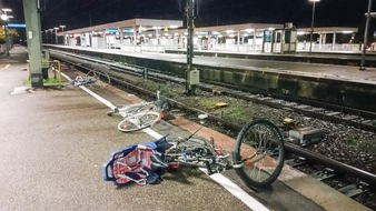 Bundespolizeiinspektion Konstanz: BPOLI-KN: Bahnhof Radolfzell: 15 Fahrräder beschädigt und sechs weitere auf die Gleise gelegt