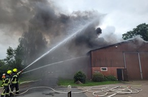 Kreisfeuerwehr Rotenburg (Wümme): FW-ROW: Landwirtschaftliches Gebäude brennt in Riekenbostel