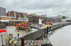 Feuerwehr Bremerhaven: FW Bremerhaven: Bootsanleger in der Geeste auseinandergebrochen