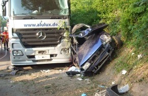 Polizeiinspektion Hameln-Pyrmont/Holzminden: POL-HOL: Bundesstraße 83 - Gemarkung Polle: 39jähriger bei schwerem Verkehrsunfall getötet  - Fahrer und weiterer Mitfahrer schwer verletzt -