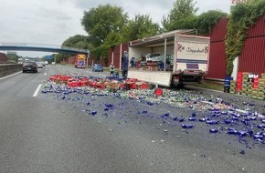 Feuerwehr Bochum: FW-BO: LKW verliert Getränkekisten - Scherbenreicher Unfall auf der A 40